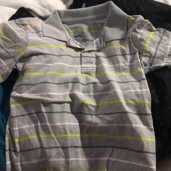 4 Shirt Bundle🤑 - Picture 3 of 8